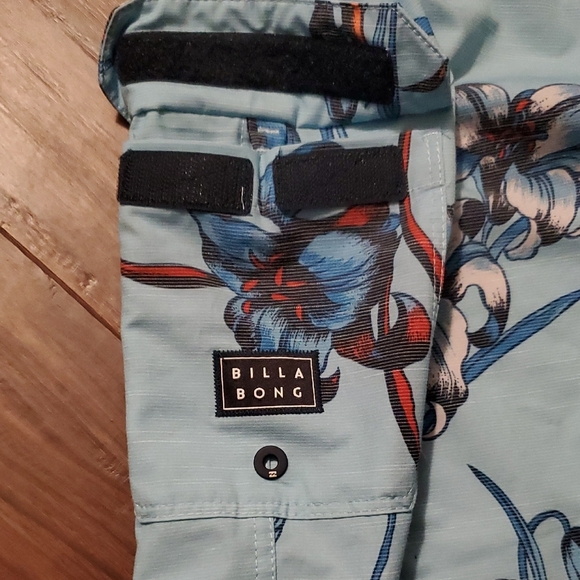 Billabong Men's Light Blue Floral Board Shorts - Picture 3 of 5